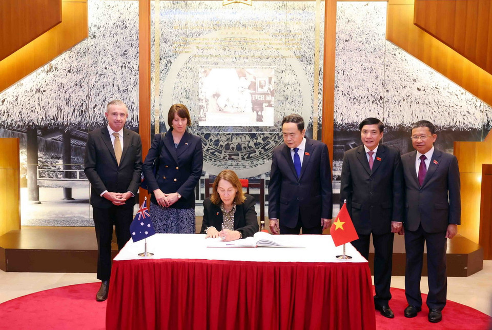 Chủ tịch Quốc hội Trần Thanh Mẫn chứng kiến Chủ tịch Thượng viện Australia Sue Lines ghi sổ lưu niệm tại phòng truyền thống Nhà Quốc hội. (Ảnh: Phạm Kiên/TTXVN)