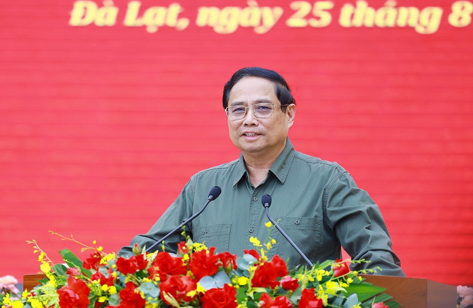 Thủ tướng Phạm Minh Chính phát biểu tại Lễ tiếp nhận ủng hộ Chương trình “Xóa nhà tạm, nhà dột nát" trên địa bàn tỉnh Lâm Đồng. (Ảnh: Dương Giang/TTXVN)