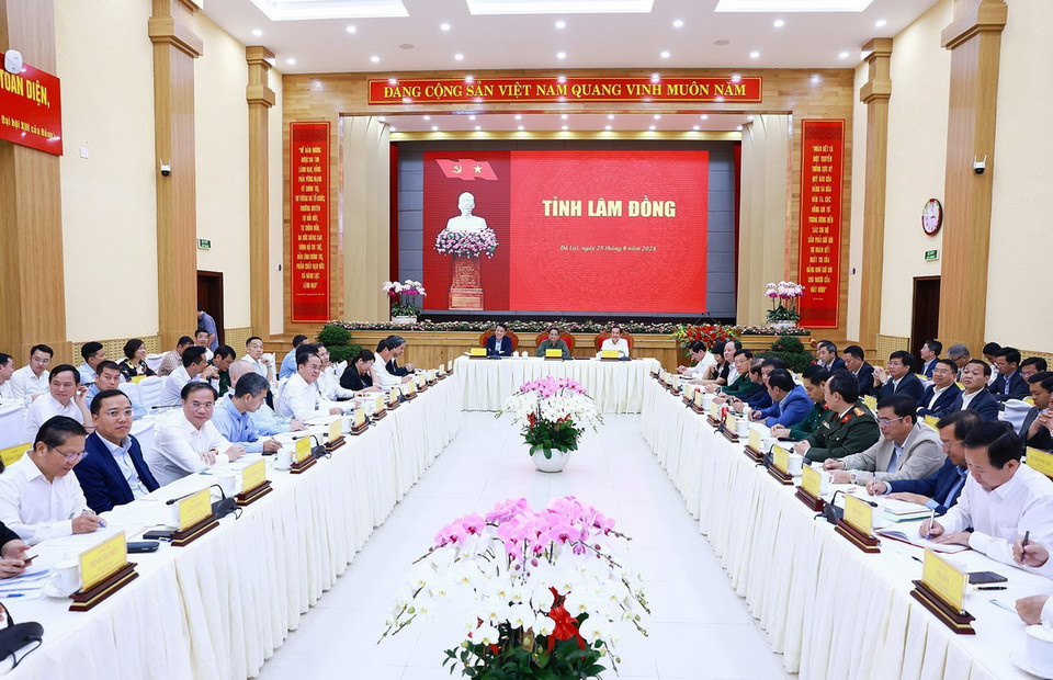 Quang cảnh buổi làm việc giữa Thủ tướng Phạm Minh Chính với Ban Thường vụ Tỉnh ủy Lâm Đồng. (Ảnh: Dương Giang/TTXVN)