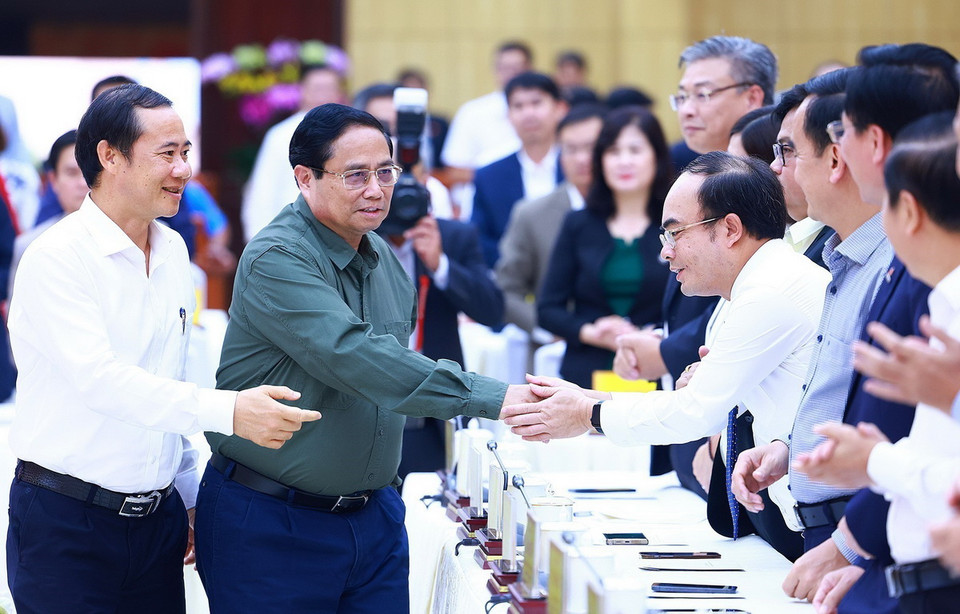 Thủ tướng Phạm Minh Chính với các đại biểu dự Chương trình “Xóa nhà tạm, nhà dột nát" trên địa bàn tỉnh Lâm Đồng. (Ảnh: Dương Giang/TTXVN)