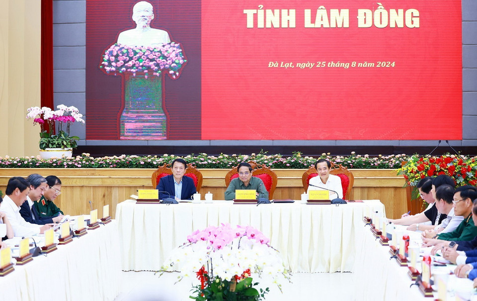 Thủ tướng Phạm Minh Chính làm việc với Ban Thường vụ Tỉnh ủy Lâm Đồng. (Ảnh: Dương Giang/TTXVN)