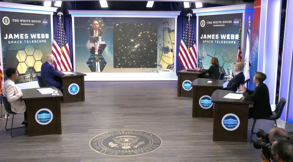 Tổng thống Mỹ Joe Biden (trái) và các quan chức tại cuộc họp báo công bố những hình ảnh đầu tiên về vũ trụ được chụp bởi kính viễn vọng James Webb. (Ảnh: AFP/TTXVN)