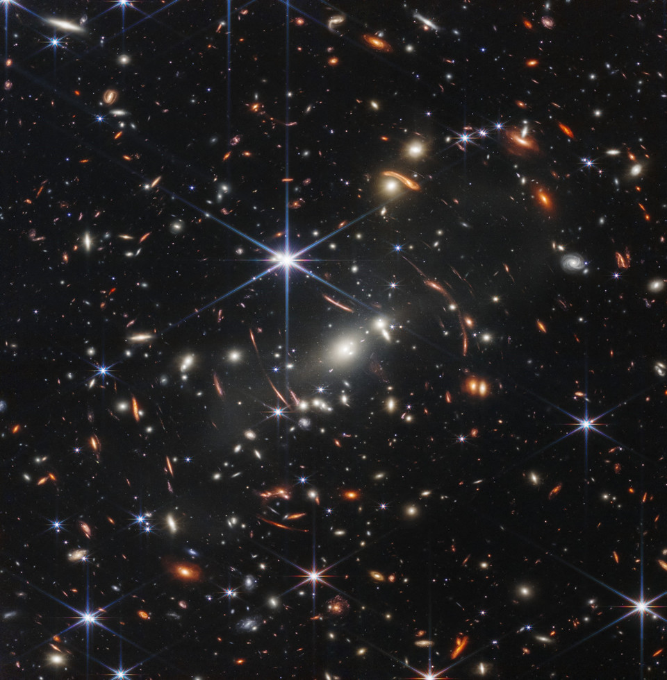 Ngày 11/7, Cơ quan hàng không vũ trụ Mỹ (NASA) đã công bố những hình ảnh rõ nét nhất từ trước tới nay về những thiên thể được cho là đã có từ khi vũ trụ mới hình thành do kính viễn vọng không gian James Webb chụp lại. (Ảnh: AFP/TTXVN)
