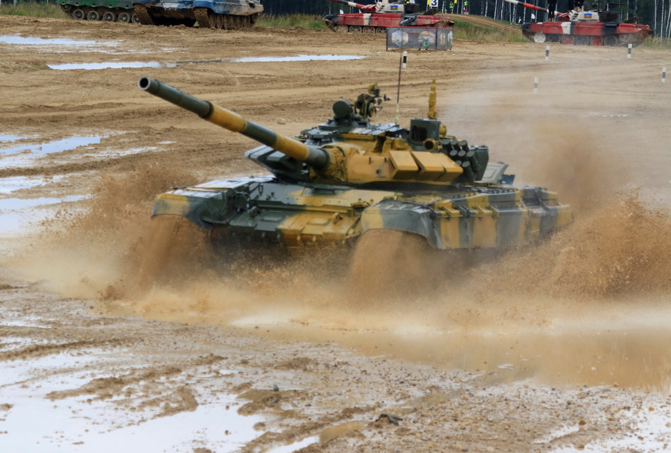 Kíp xe tăng số 3 của Việt Nam băng qua chướng ngại vật. (Ảnh: Trần Hiếu/TTXVN)