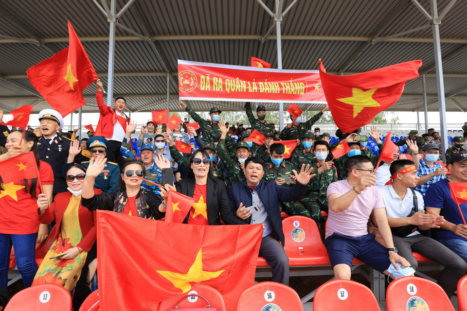 Cổ động viên Việt Nam đến cổ vũ cho Đội tuyển Tăng thi đấu tại cuộc thi xe tăng hành tiến. (Ảnh: Trần Hiếu/TTXVN)