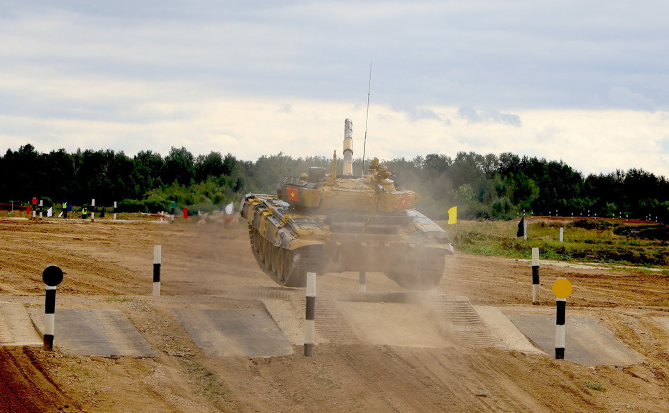 Kíp xe số 3 của Việt Nam bay qua vật cản. (Ảnh: Trần Hiếu/TTXVN)