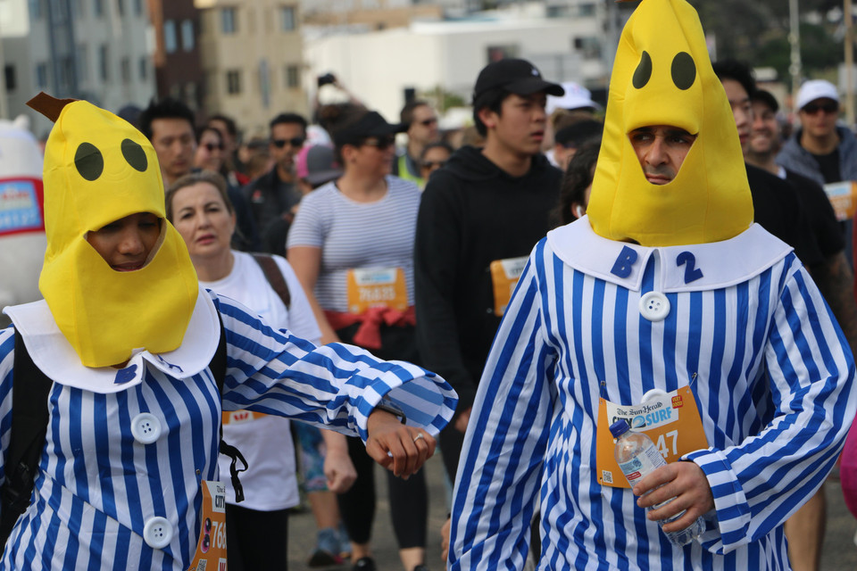 Các vận động viên trong các bộ trang phục sặc sỡ, lạ mắt và vui nhộn. (Ảnh: Nguyễn Minh/Vietnam+)