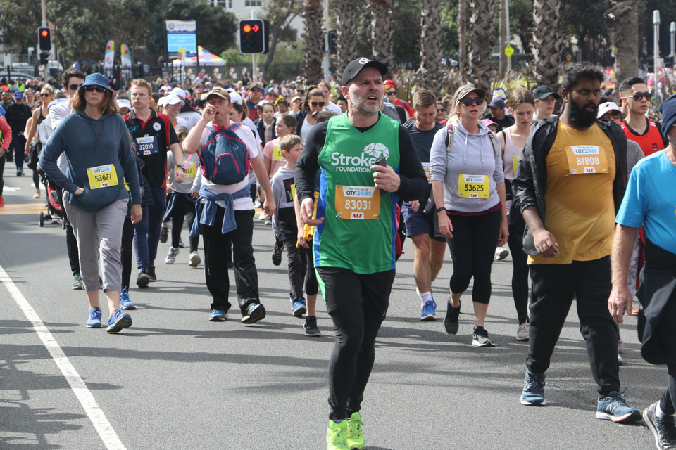 Cuộc thi không chỉ dành riêng cho các vận động chuyên nghiệp Australia và quốc tế mà còn thu hút đông đảo người dân địa phương tham gia. (Ảnh: Nguyễn Minh/Vietnam+)