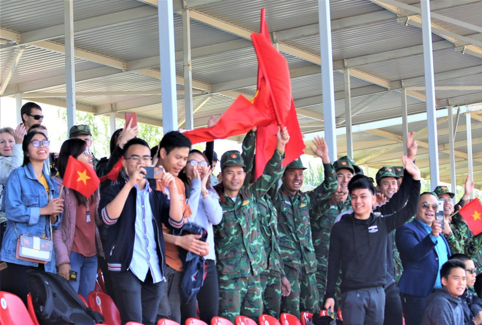 Cổ động viên cổ vũ cho đội tuyển Việt Nam. (Ảnh: Dương Trí/TTXVN)