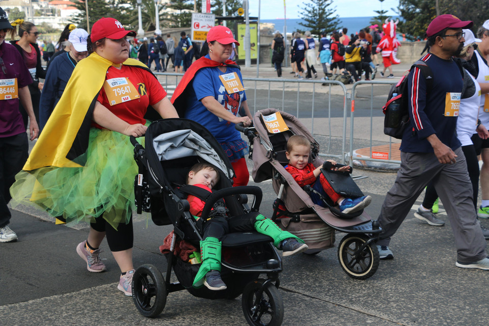 Rất nhiều ông bố, bà mẹ trẻ đẩy xe nôi chở con nhỏ tham gia cuộc đua. (Ảnh: Nguyễn Minh/Vietnam+)