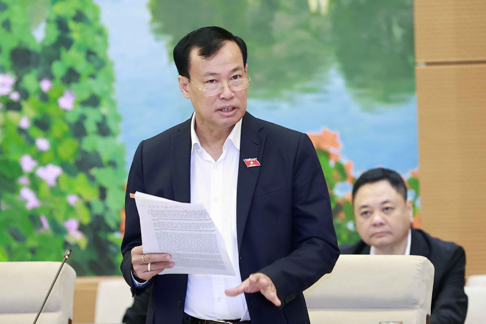 Chủ nhiệm Ủy ban Quốc phòng-An ninh của Quốc hội Lê Tấn Tới đóng góp ý kiến về dự án Luật Kinh doanh bất động sản (sửa đổi). (Ảnh: Doãn Tấn/TTXVN)