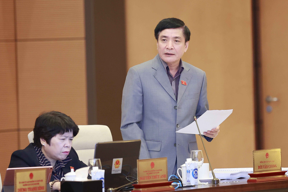 Tổng thư ký Quốc hội, Chủ nhiệm Văn phòng Quốc hội Bùi Văn Cường đóng góp ý kiến về dự án Luật Kinh doanh bất động sản (sửa đổi). (Ảnh: Doãn Tấn/TTXVN)