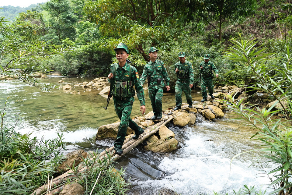 Cán bộ, chiến sỹ Đồn Biên phòng Lao Bảo tuần tra trên địa bàn. (Ảnh: Minh Đức/TTXVN)
