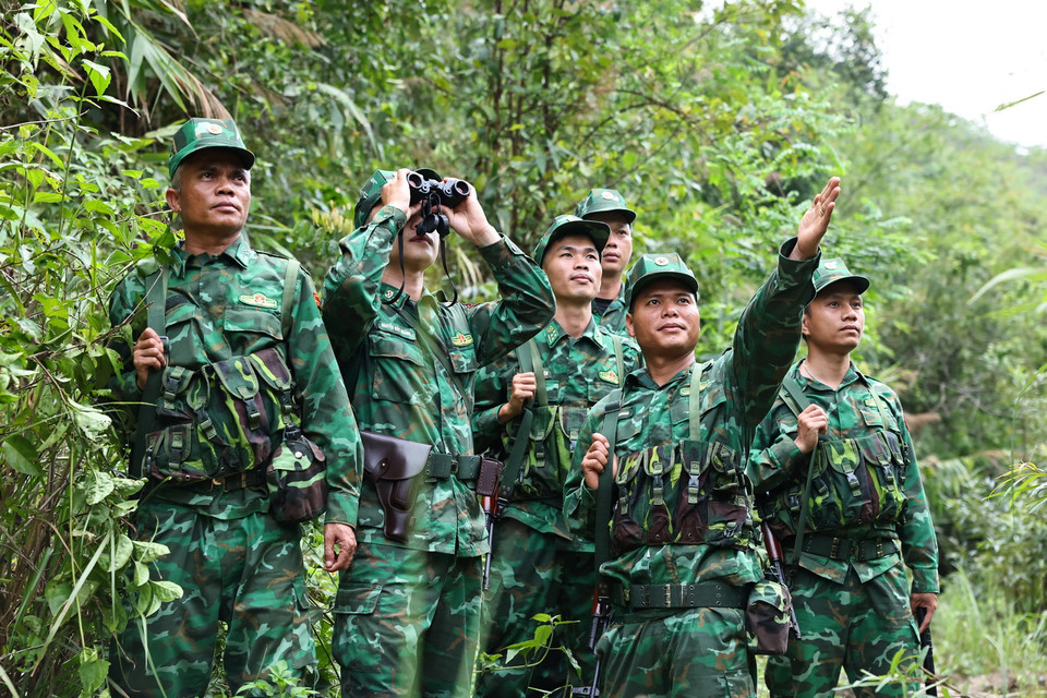 Cán bộ, chiến sỹ Đồn Biên phòng Lao Bảo tuần tra trên địa bàn. (Ảnh: Minh Đức/TTXVN)
