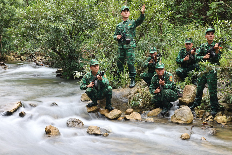 Cán bộ, chiến sỹ Đồn Biên phòng Lao Bảo tuần tra. (Ảnh: Minh Đức/TTXVN)