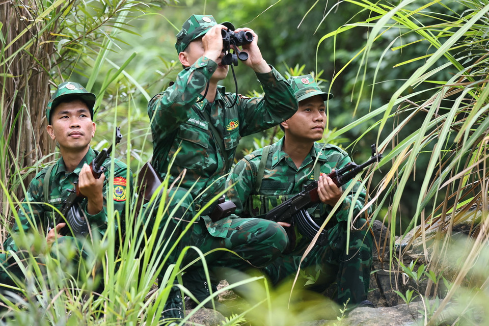 Cán bộ, chiến sỹ Đồn Biên phòng Hướng Lập tuần tra trên địa bàn. (Ảnh: Minh Đức/TTXVN)
