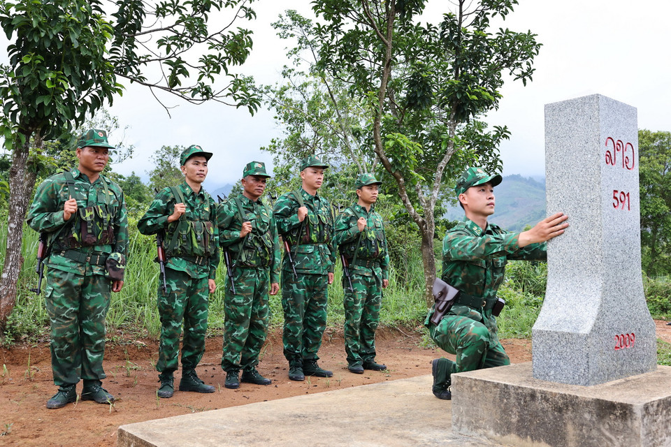 Cán bộ, chiến sỹ Đồn Biên phòng Hướng Lập, Bộ đội Biên phòng tỉnh Quảng Trị, kiểm tra cột mốc biên giới. (Ảnh: Minh Đức/TTXVN)