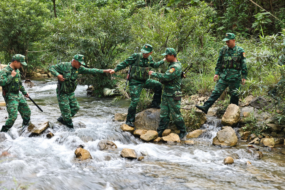 Cán bộ, chiến sỹ Đồn Biên phòng Lao Bảo tuần tra trên địa bàn. (Ảnh: Minh Đức/TTXVN)