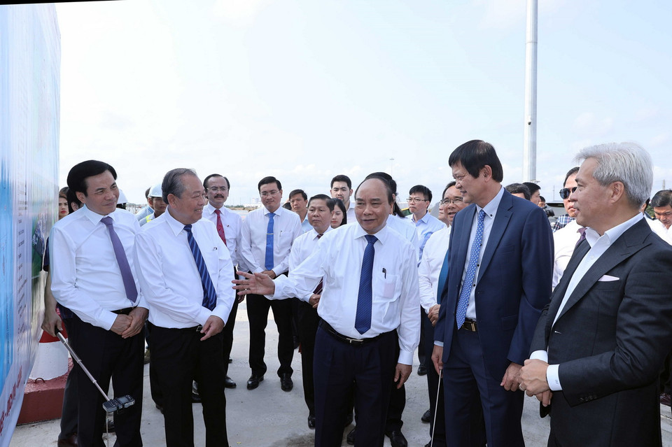 Thủ tướng Nguyễn Xuân Phúc và Phó Thủ tướng Thường trực Trương Hòa Bình kiểm tra dự án Nhà máy điện Long An I và Long An II sử dụng nhiên liệu khí thiên nhiên hóa lỏng (LNG) có công suất dự kiến 3.000MW. (Ảnh: Thống Nhất/TTXVN)