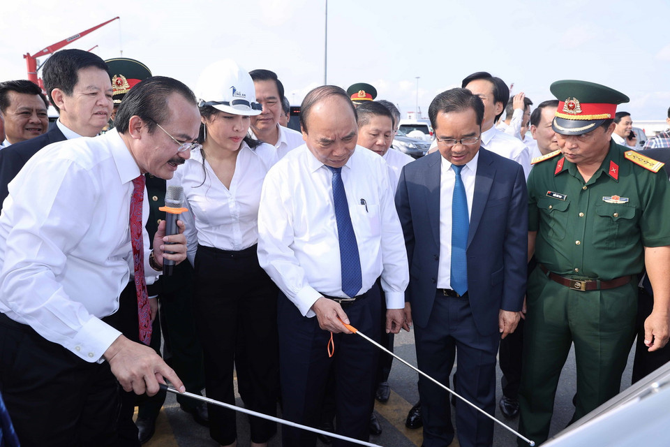 Thủ tướng Nguyễn Xuân Phúc kiểm tra tại Cảng Quốc tế Long An. (Ảnh: Thống Nhất/TTXVN)