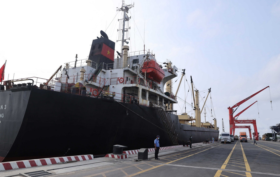 Cảng Quốc tế Long An hiện có diện tích 147ha bao gồm 7 cầu cảng đủ khả năng tiếp nhận tàu 30.000-70.000DWT, tổng chiều dài cầu cảng là 1.670m và 4 bến sà lan tiếp nhận sà lan 2.000 tấn. (Ảnh: Thống Nhất/TTXVN)