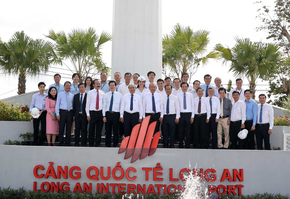 Thủ tướng Nguyễn Xuân Phúc và Phó Thủ tướng Thường trực Trương Hòa Bình với cán bộ, nhân viên Cảng Quốc tế Long An. (Ảnh: Thống Nhất/TTXVN)