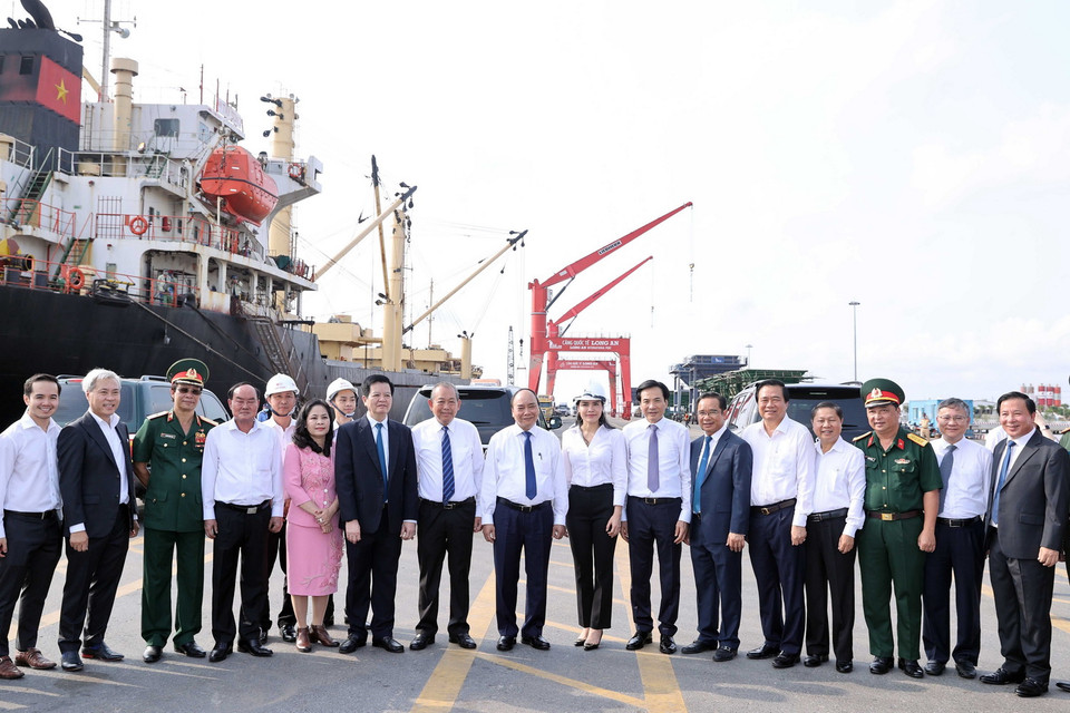 Thủ tướng Nguyễn Xuân Phúc và Phó Thủ tướng Thường trực Trương Hòa Bình với cán bộ, nhân viên Cảng Quốc tế Long An. (Ảnh: Thống Nhất/TTXVN)