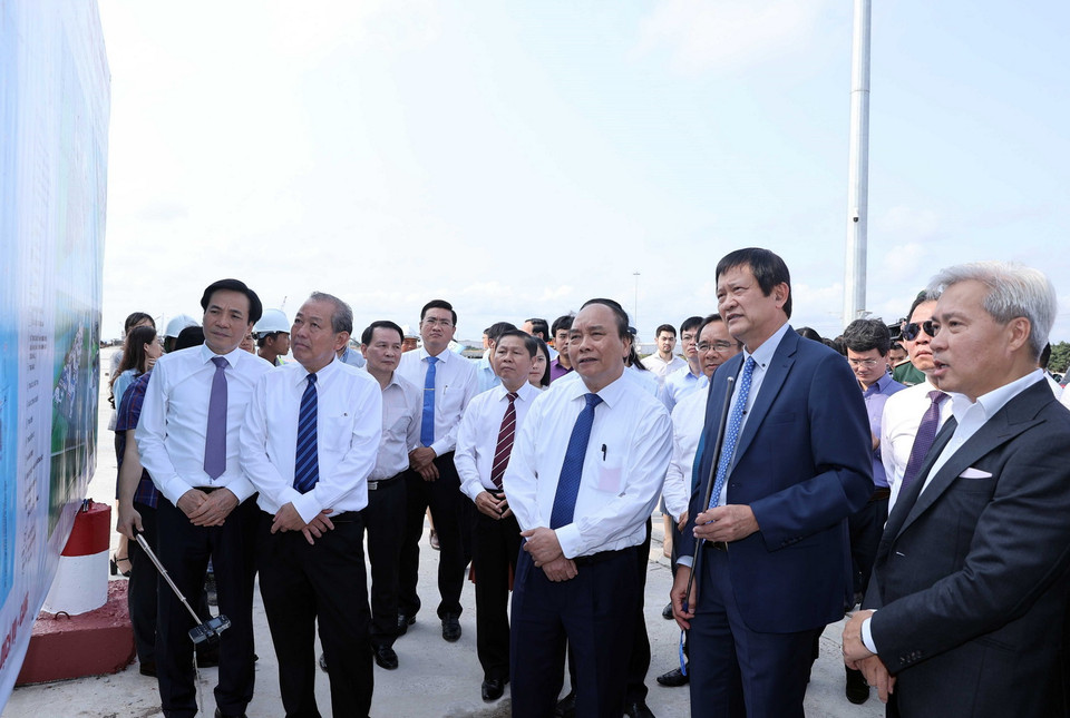 Thủ tướng Nguyễn Xuân Phúc và Phó Thủ tướng Thường trực Trương Hòa Bình kiểm tra dự án Nhà máy điện Long An I và Long An II sử dụng nhiên liệu khí thiên nhiên hóa lỏng (LNG) có công suất dự kiến 3.000MW. (Ảnh: Thống Nhất/TTXVN)