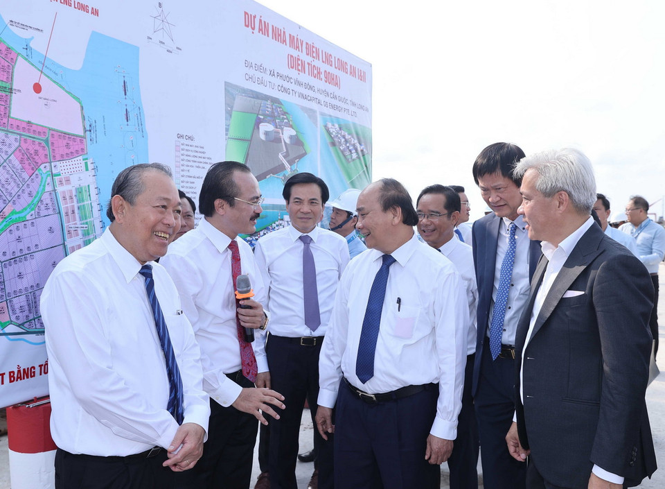 Thủ tướng Nguyễn Xuân Phúc và Phó Thủ tướng Thường trực Trương Hòa Bình kiểm tra dự án Nhà máy điện Long An I và Long An II sử dụng nhiên liệu khí thiên nhiên hóa lỏng (LNG) có công suất dự kiến 3.000MW. (Ảnh: Thống Nhất/TTXVN)