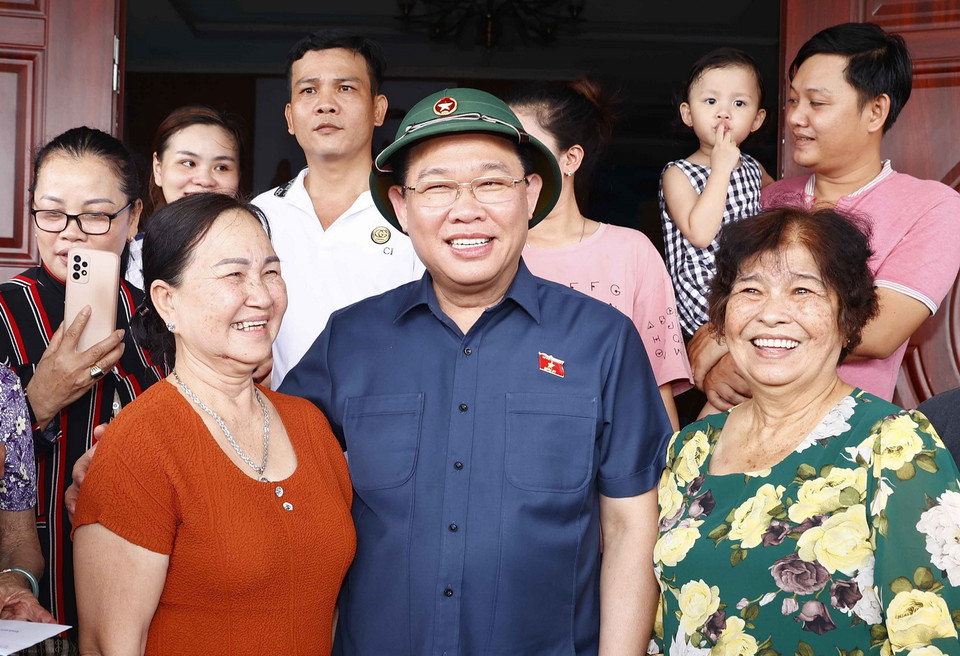 Chủ tịch Quốc hội Vương Đình Huệ thăm hỏi nhân dân đến tái định cư tại xã Lộc An, Bình Sơn, huyện Long Thành, tỉnh Đồng Nai. (Ảnh: Doãn Tấn/TTXVN)