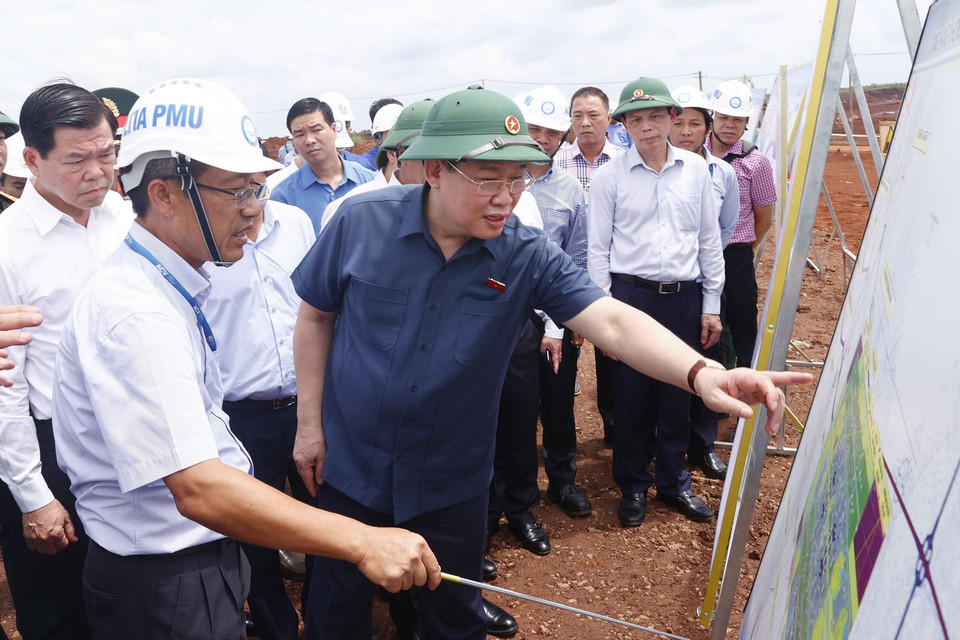 Chủ tịch Quốc hội Vương Đình Huệ nghe thuyết trình của đơn vị thi công Dự án đầu tư xây dựng Cảng hàng không quốc tế Long Thành. (Ảnh: Doãn Tấn/TTXVN)