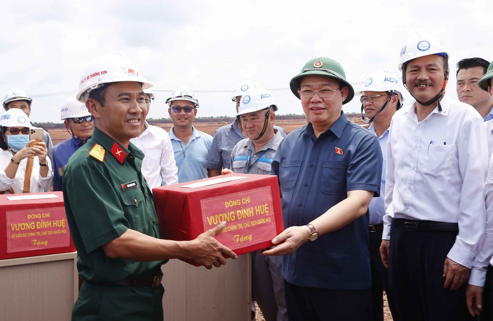 Chủ tịch Quốc hội Vương Đình Huệ tặng quà đơn vị thi công Dự án đầu tư xây dựng Cảng hàng không quốc tế Long Thành. (Ảnh: Doãn Tấn/TTXVN)
