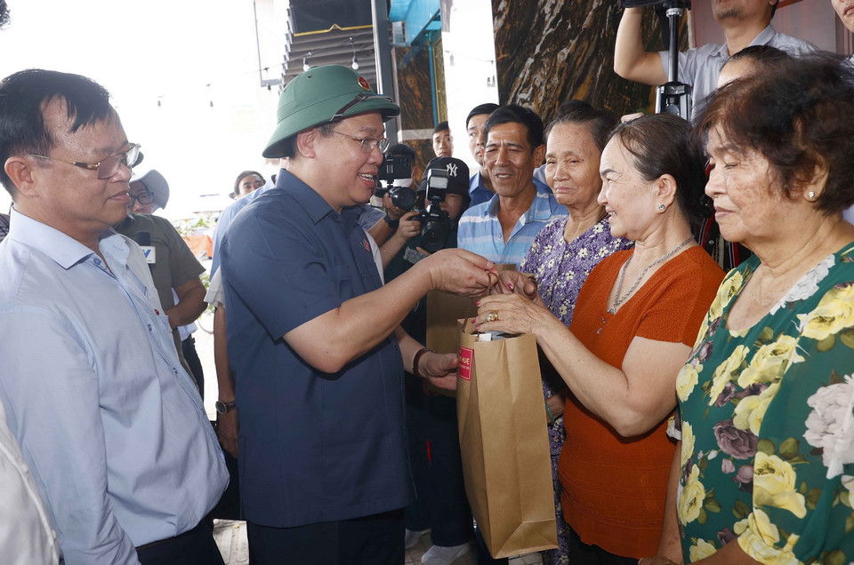 Chủ tịch Quốc hội Vương Đình Huệ tặng quà nhân dân ở khu tái định cư tại xã Lộc An, Bình Sơn, huyện Long Thành, tỉnh Đồng Nai. (Ảnh: Doãn Tấn/TTXVN)