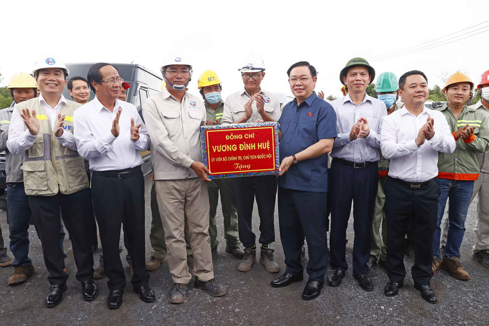 Chủ tịch Quốc hội Vương Đình Huệ tặng quà cán bộ, công nhân tại công trường của dự án trọng điểm quốc gia cao tốc Bến Lức-Long Thành. (Ảnh: Doãn Tấn/TTXVN)