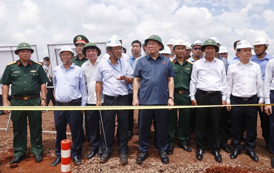 Chủ tịch Quốc hội Vương Đình Huệ, Phó Thủ tướng Chính phủ Lê Văn Thành kiểm tra Dự án đầu tư xây dựng Cảng hàng không quốc tế Long Thành. (Ảnh: Doãn Tấn/TTXVN)