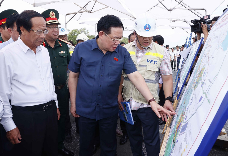 Chủ tịch Quốc hội Vương Đình Huệ nghe và trao đổi với đơn vị chức về gói thầu của dự án trọng điểm quốc gia cao tốc Bến Lức-Long Thành. (Ảnh: Doãn Tấn/TTXVN)