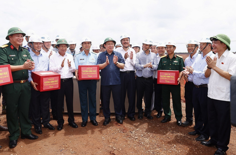 Chủ tịch Quốc hội Vương Đình Huệ tặng quà các đơn vị thi công Dự án đầu tư xây dựng Cảng hàng không quốc tế Long Thành. Ảnh: (Ảnh: Doãn Tấn/TTXVN)