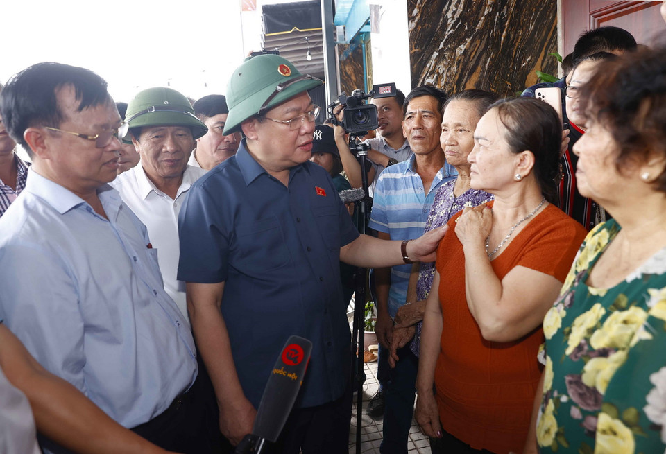 Sáng 2/10, tại Đồng Nai, Chủ tịch Quốc hội Vương Đình Huệ thăm hỏi nhân dân đến tái định cư tại xã Lộc An, Bình Sơn, huyện Long Thành, tỉnh Đồng Nai. (Ảnh: Doãn Tấn/TTXVN)