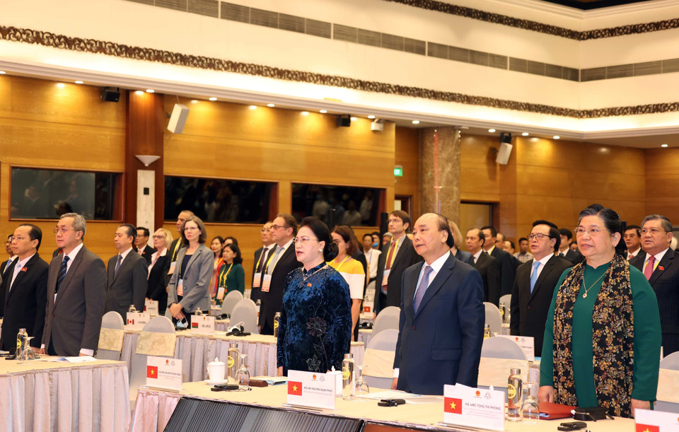 Chủ tịch Quốc hội Nguyễn Thị Kim Ngân, Chủ tịch AIPA- 41, Thủ tướng Nguyễn Xuân Phúc, Chủ tịch ASEAN 2020 và các đại biểu thực hiện nghi thức chào cờ. (Ảnh: Thống Nhất/TTXVN)