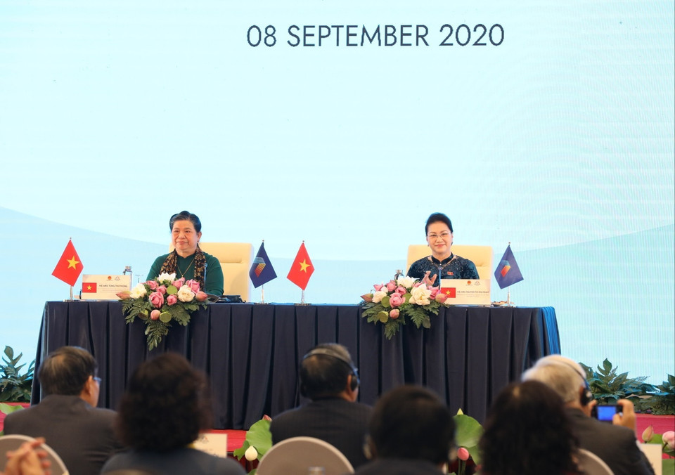 Chủ tịch Quốc hội Nguyễn Thị Kim Ngân, Chủ tịch AIPA- 41 và Phó Chủ tịch Thường trực Quốc hội Tòng Thị Phóng, Trưởng đoàn Đại biểu Quốc hội Việt Nam tại AIPA điều hành Phiên toàn thể thứ nhất Đại hội đồng Liên nghị viện Hiệp hội các quốc gia Đông Nam Á lần thứ 41 (AIPA-41). (Ảnh: TTXVN)