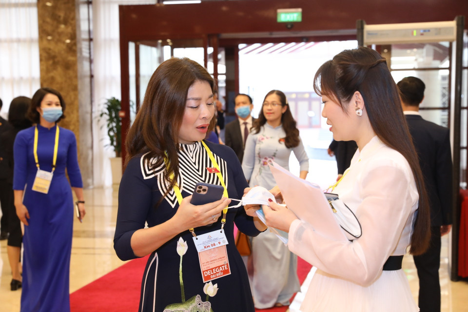 Các đại biểu sử dụng khẩu trang dự phiên khai mạc tại Hà Nội. (Ảnh: Văn Điệp/TTXVN)