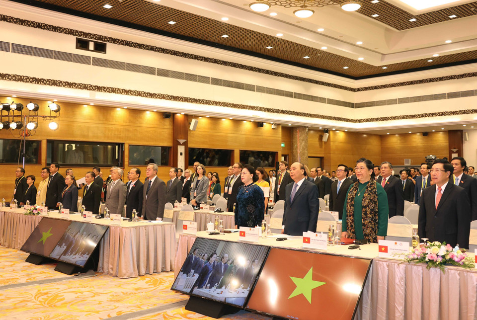 Chủ tịch Quốc hội Nguyễn Thị Kim Ngân, Chủ tịch AIPA- 41, Thủ tướng Nguyễn Xuân Phúc, Chủ tịch ASEAN 2020 và các đại biểu thực hiện nghi thức chào cờ. (Ảnh: Thống Nhất/TTXVN)