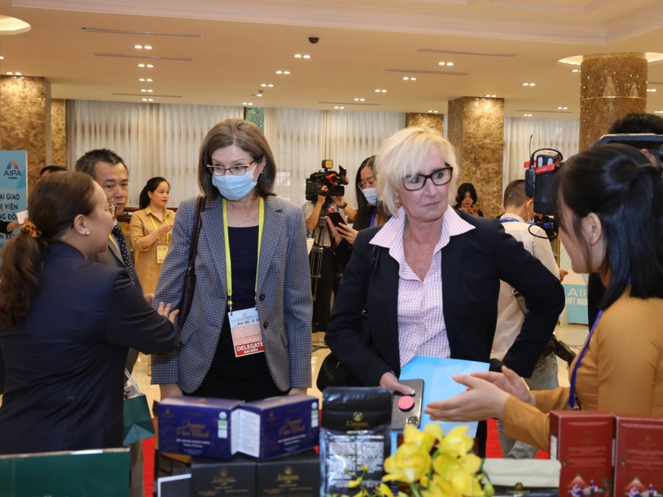 Các đại biểu quốc tế tham quan các gian hàng bên lề lễ khai mạc. (Ảnh: Văn Điệp/TTXVN)