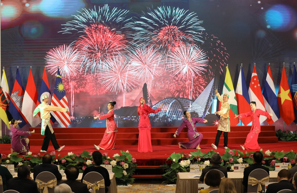 Chương trình nghệ thuật chào mừng tại lễ khai mạc. (Ảnh: Văn Điệp/TTXVN)