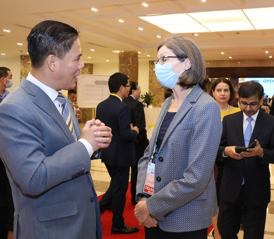 Các đại biểu quốc tế trao đổi bên lề lễ khai mạc. (Ảnh: Văn Điệp/TTXVN)