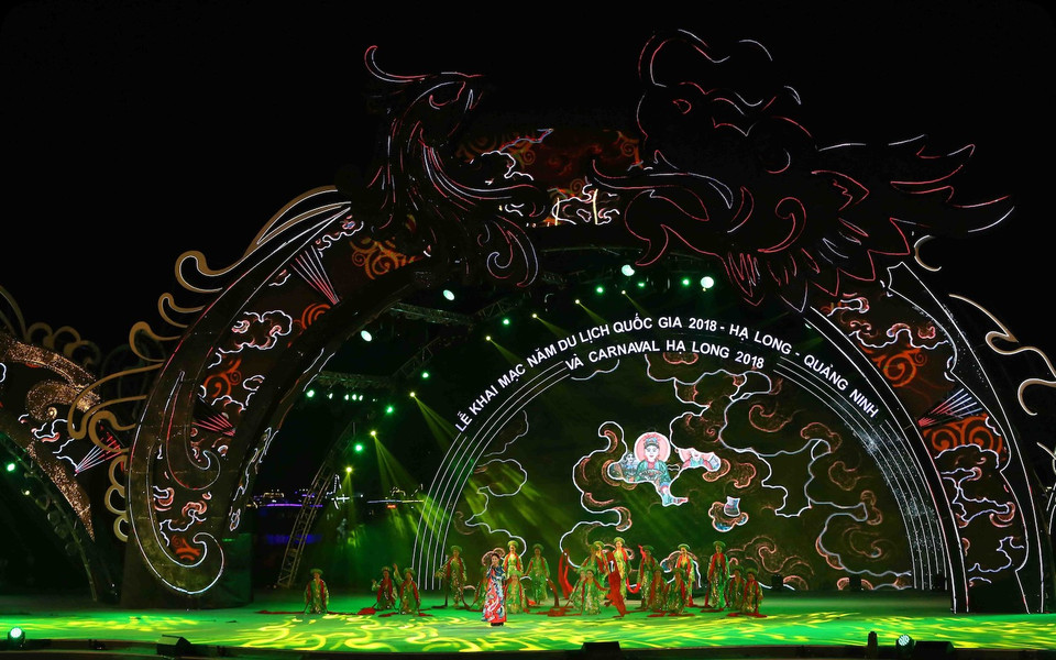 Điểm nhấn của Đêm Carnaval Hạ Long 2018 là sân khấu đẹp lộng lẫy và có độ lớn kỷ lục nhất trong lịch sử. (Ảnh Thành Đạt/TTXVN)