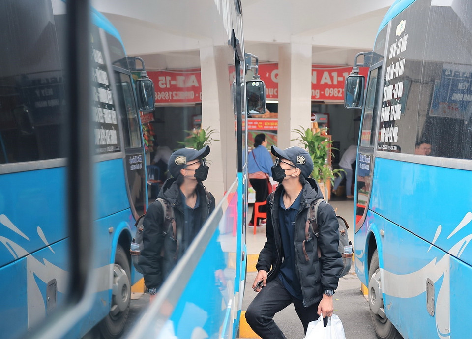 Hành khách lên xe tại Bến xe Giáp Bát. (Ảnh: Hoàng Hiếu/TTXVN)