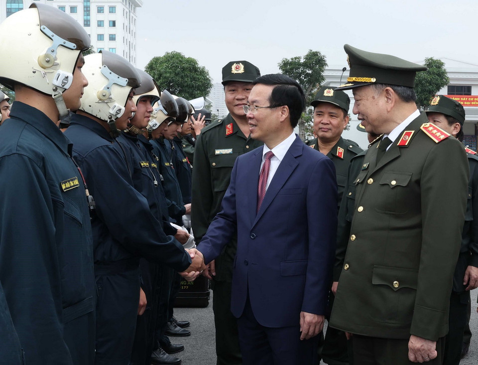 Chủ tịch nước Võ Văn Thưởng thăm hỏi, động viên các chiến sỹ Cảnh sát Cơ động. (Ảnh: Thống Nhất/TTXVN)