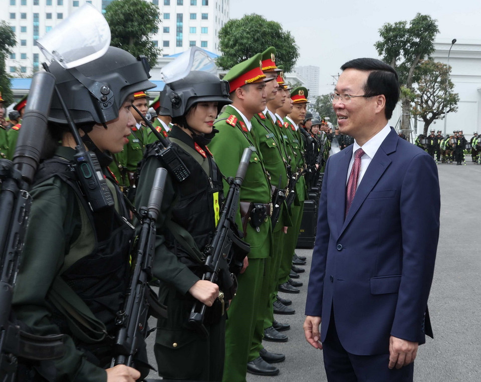 Chủ tịch nước Võ Văn Thưởng thăm hỏi, động viên các chiến sỹ Cảnh sát Cơ động. (Ảnh: Thống Nhất/TTXVN)