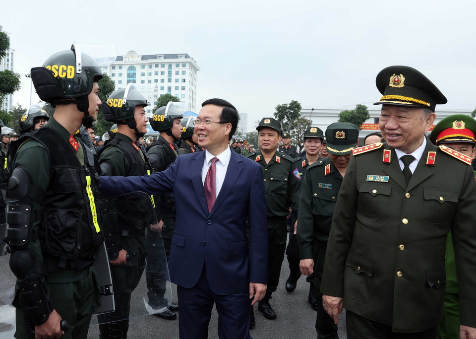 Chủ tịch nước Võ Văn Thưởng thăm hỏi, động viên các chiến sỹ Cảnh sát Cơ động. (Ảnh: Thống Nhất/TTXVN)